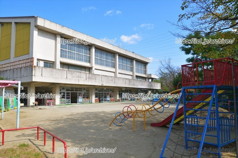 「吹田市立千里新田小学校」の敷地内に位置する