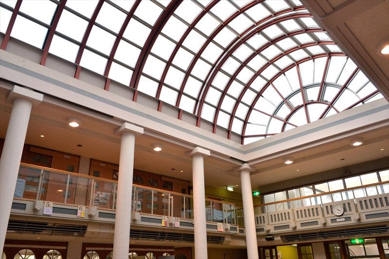 開閉式多目的ホールのあるモダンな校舎