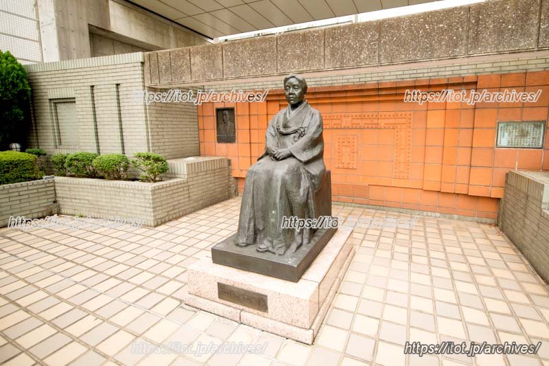 創立者・吉岡彌生の像