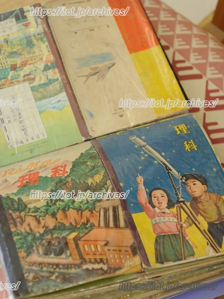 昔使用されていた教科書の展示も