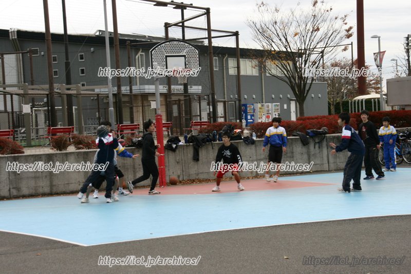 バスケットコートなどもあり、充実した施設