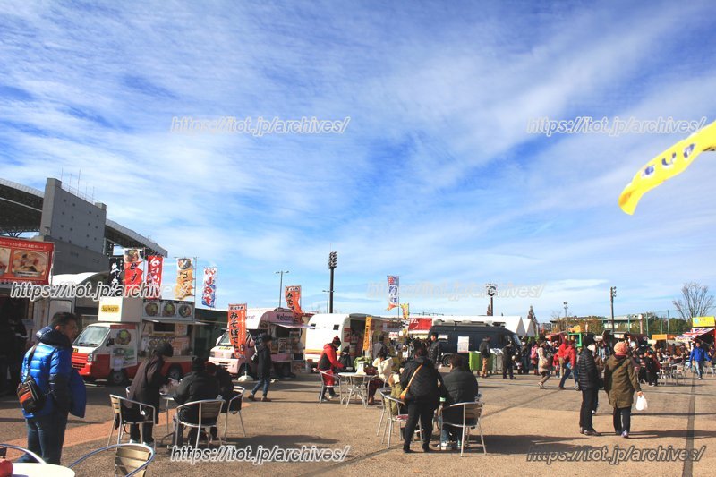 多くの人で賑わう「キッチンカーグルメ選手権」