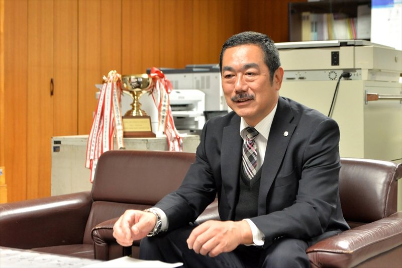 取材に答える吉田校長
