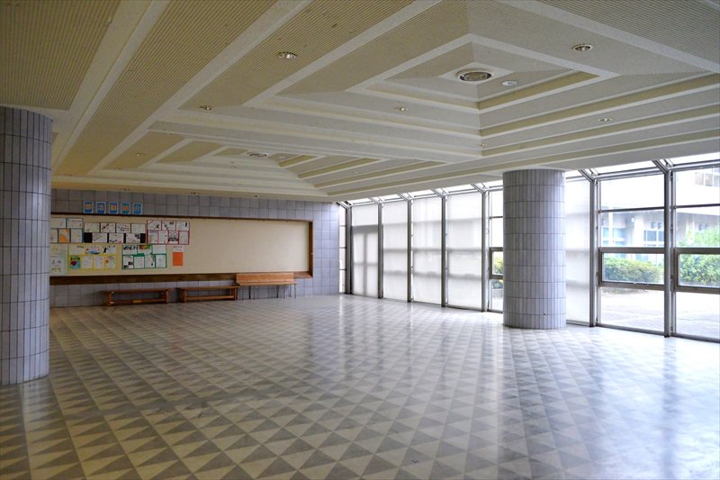 広々とした作りの校内