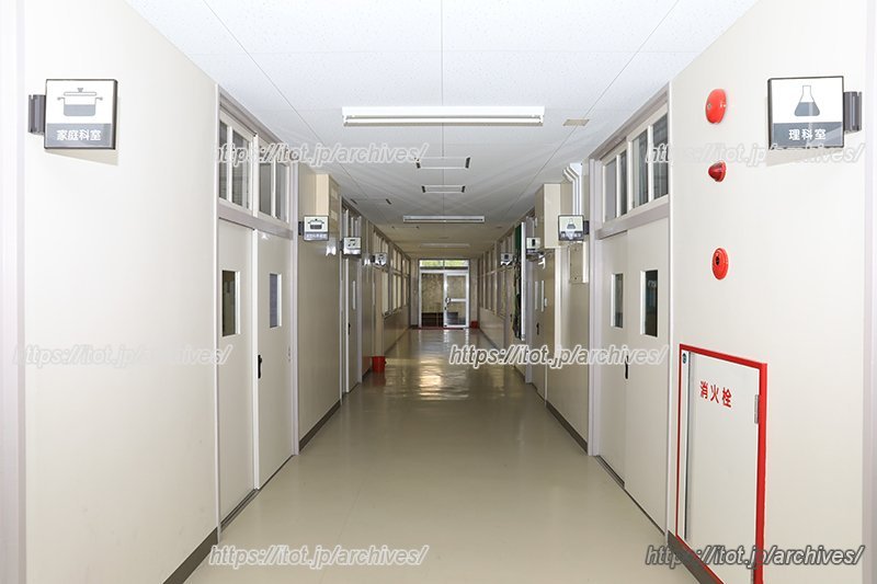 廊下には防犯ブザーや刺股が備えられている