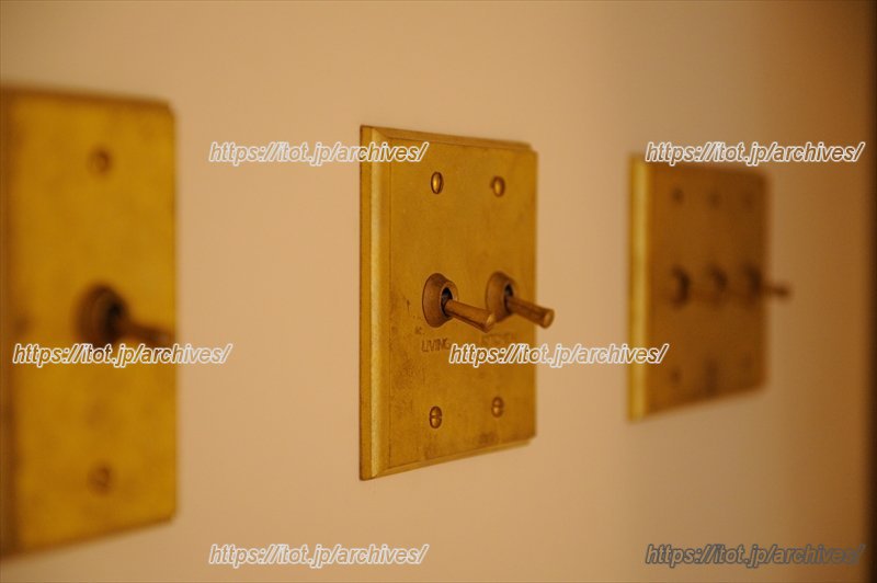 一見きれいで新しいように見える店内。スイッチなど細かい部分に懐かしさが隠れている