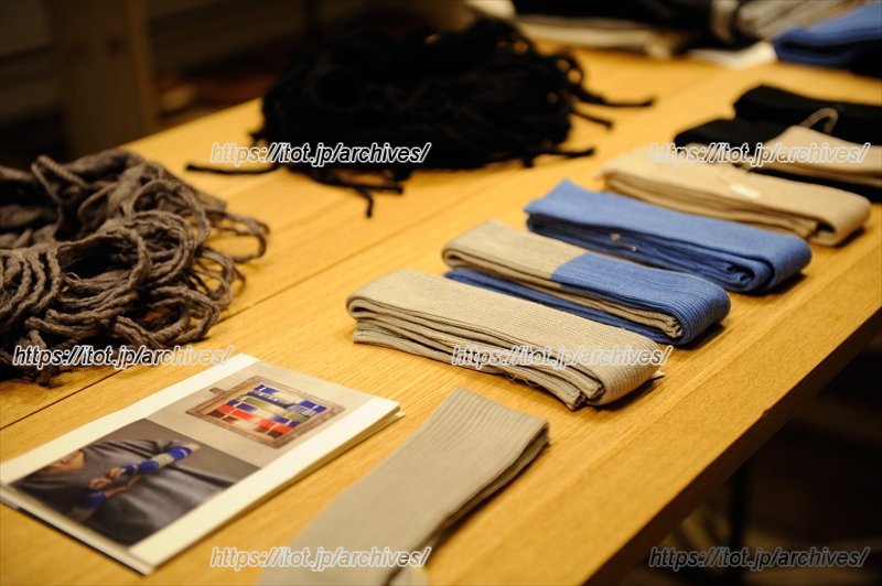 器や小物の他に、服飾雑貨もある