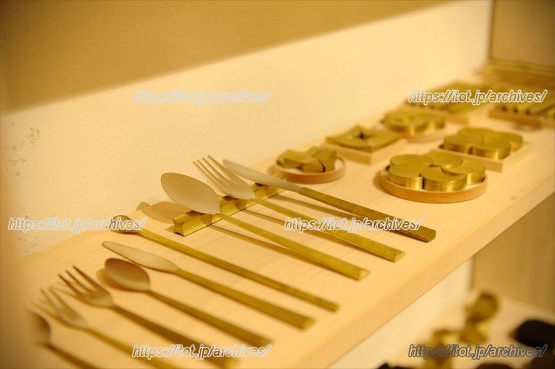 真鍮のカトラリーや箸おきなど