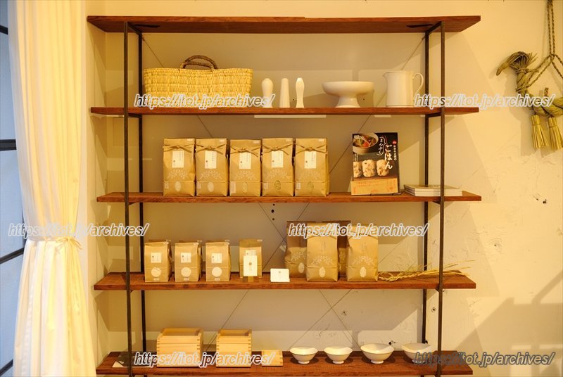 お米やしめ飾り、枡など伝統的な商品
