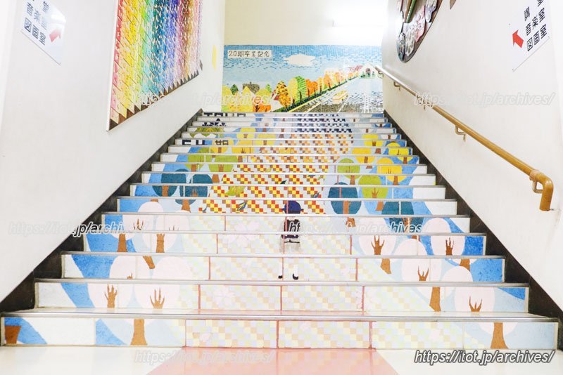 卒業生たちの作品によって、校舎が明るい雰囲気に