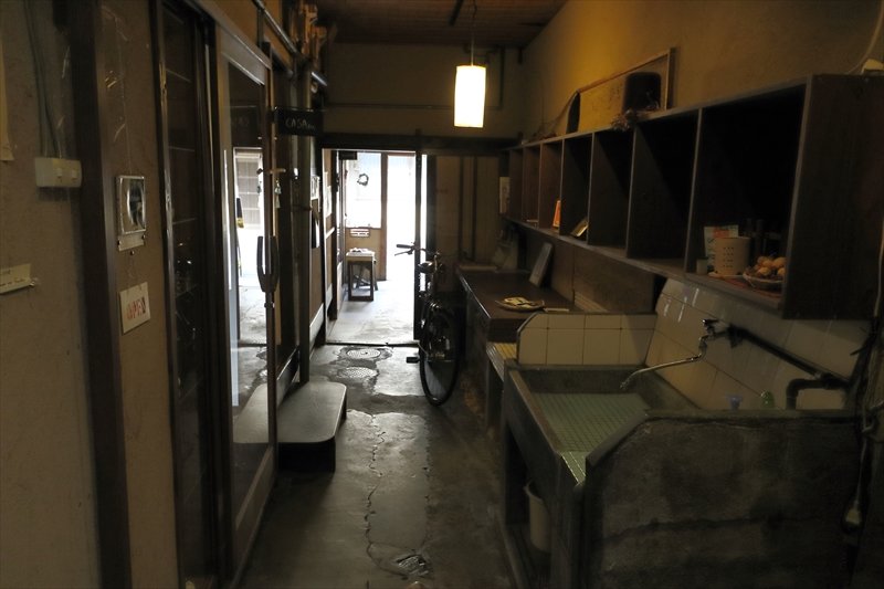 学生寮時代の風情を残す建物内観