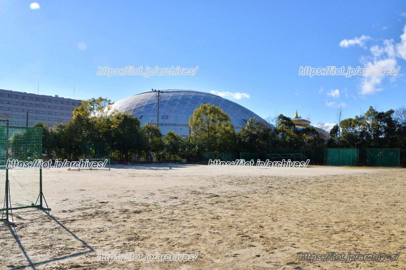 運動場から見える「ナゴヤドーム」