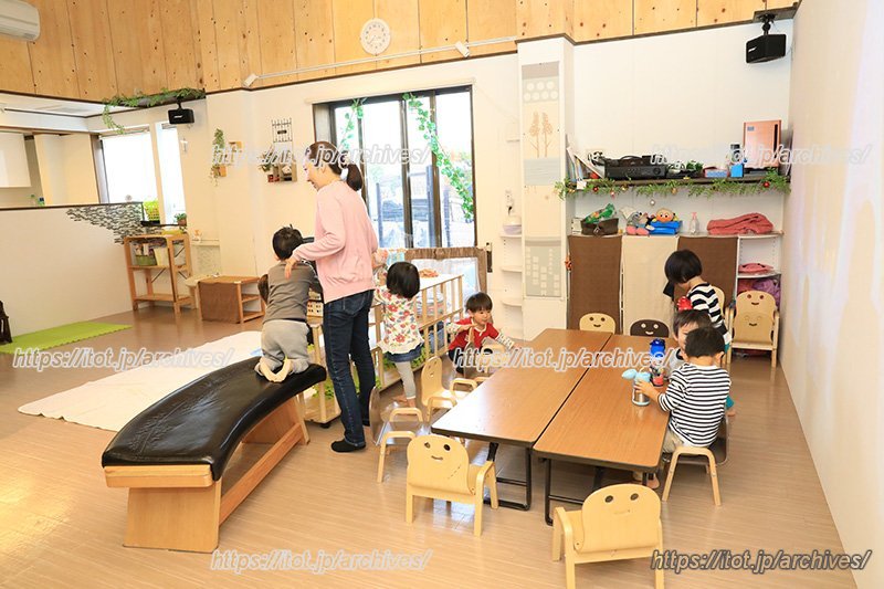 保育士さんと子どもたち