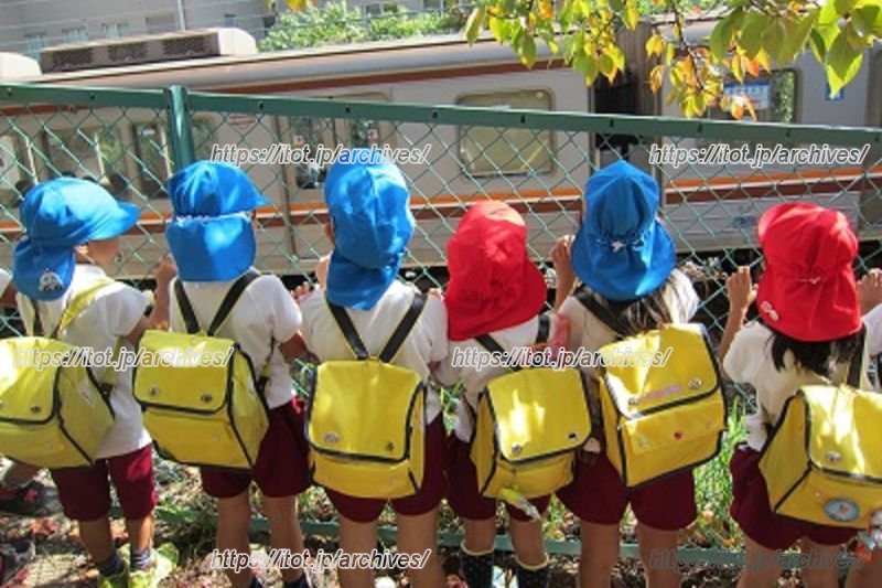 電車を眺める園児達