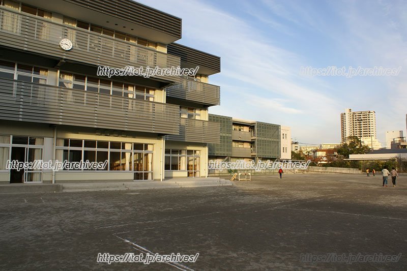 校庭から見た「川崎市立御幸小学校」校舎