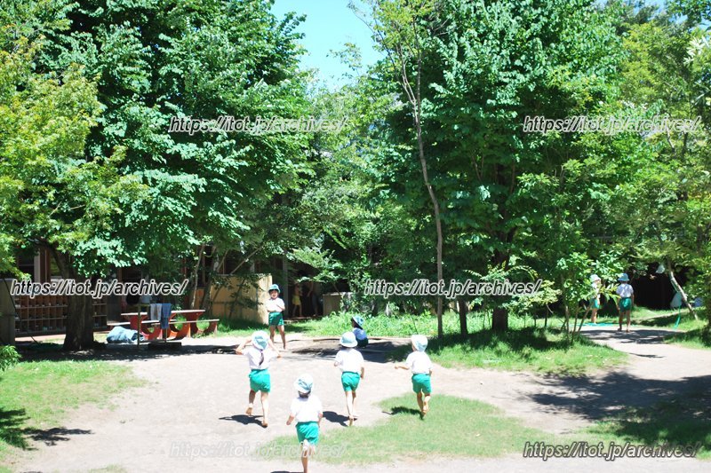 園庭を裸足で遊ぶ子どもたち