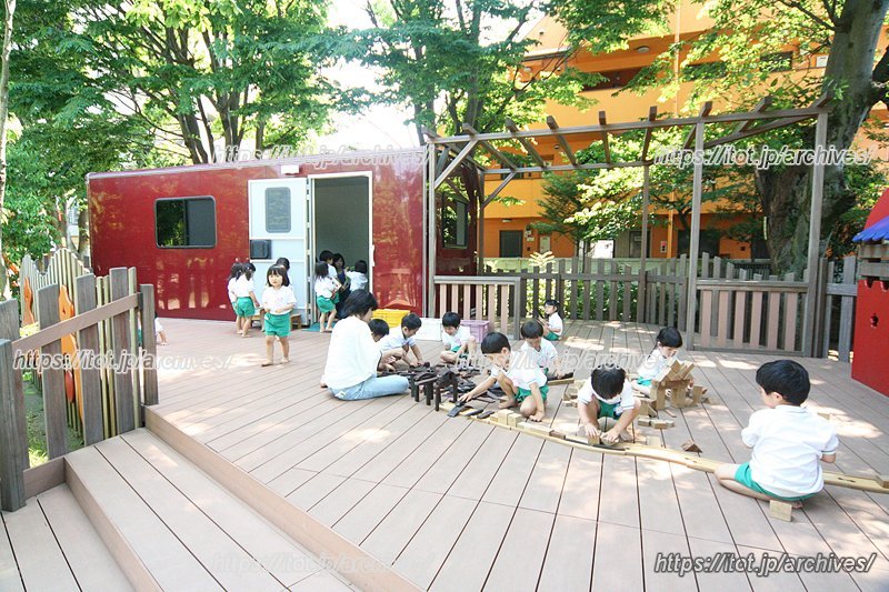 のびのびと遊ぶ子どもたち