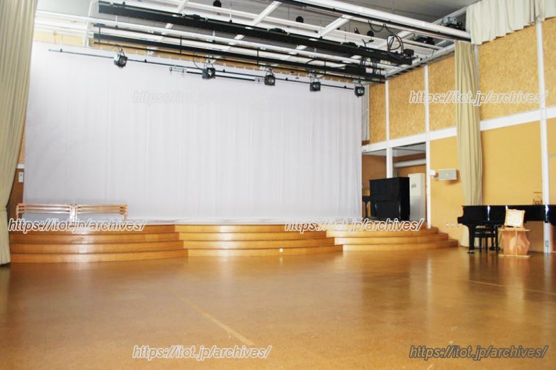 子どもたちが集うホールは天井高が6mもある