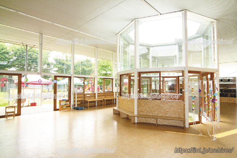 明るく開放感のある園内