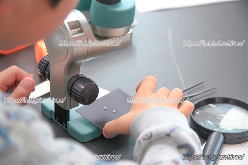 顕微鏡をはじめとした観察器具も揃う