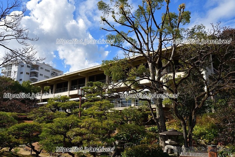 本邸宅の跡地に建てられた「相楽園会館」