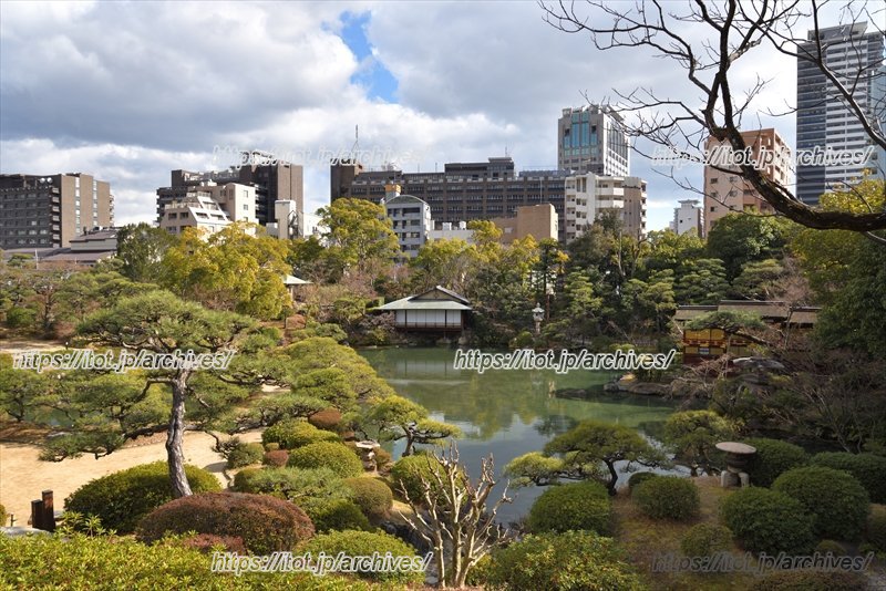 周囲の街並みと見事に調和する相楽園