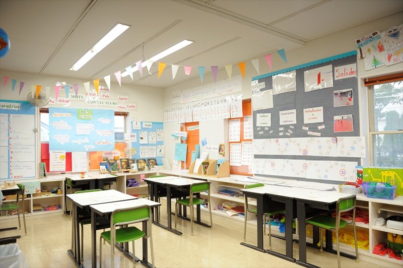 ゆったりとした間隔で机が置かれた教室