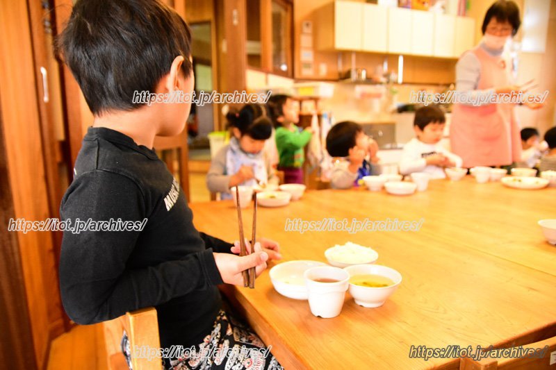異年齢の園児が一堂に会する食卓