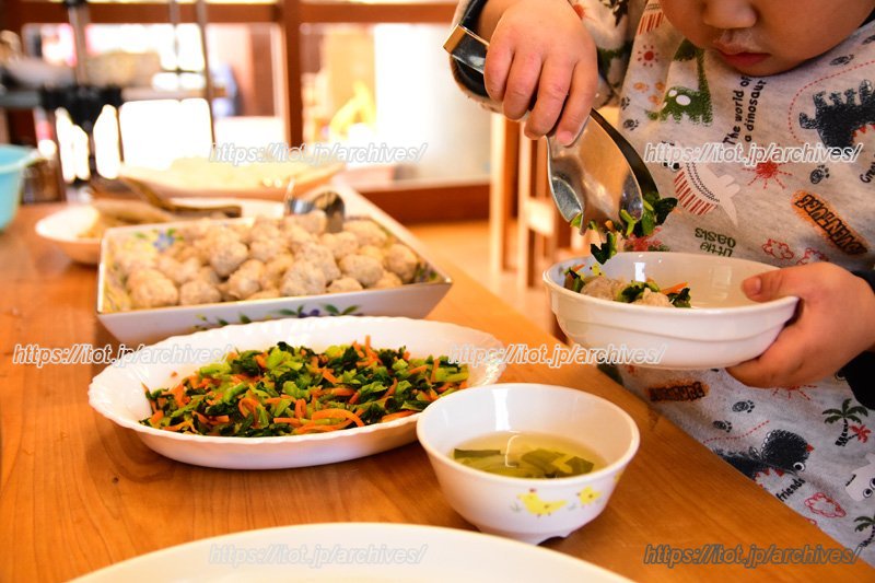 ごはんを自分で盛り付ける姿も見られる