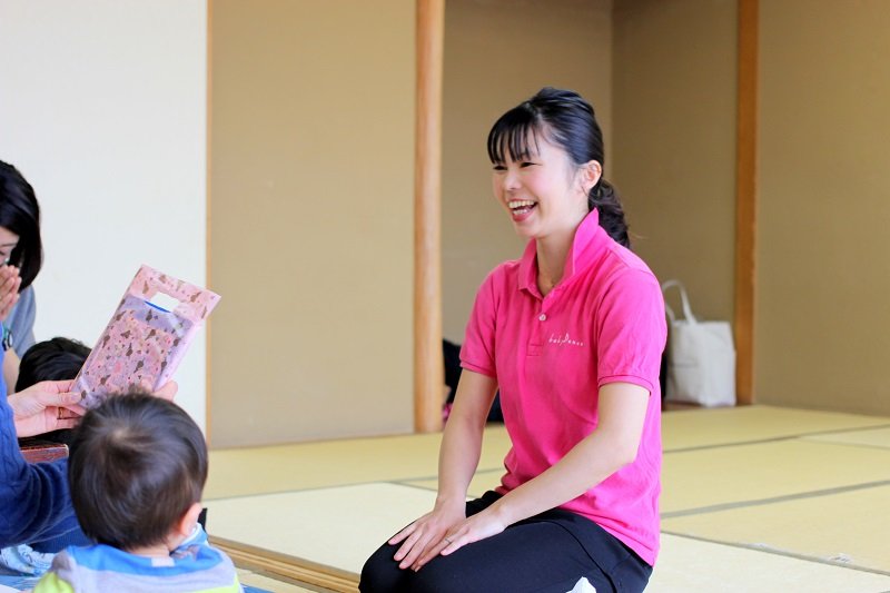 ランチ後、参加者と談笑する池田先生