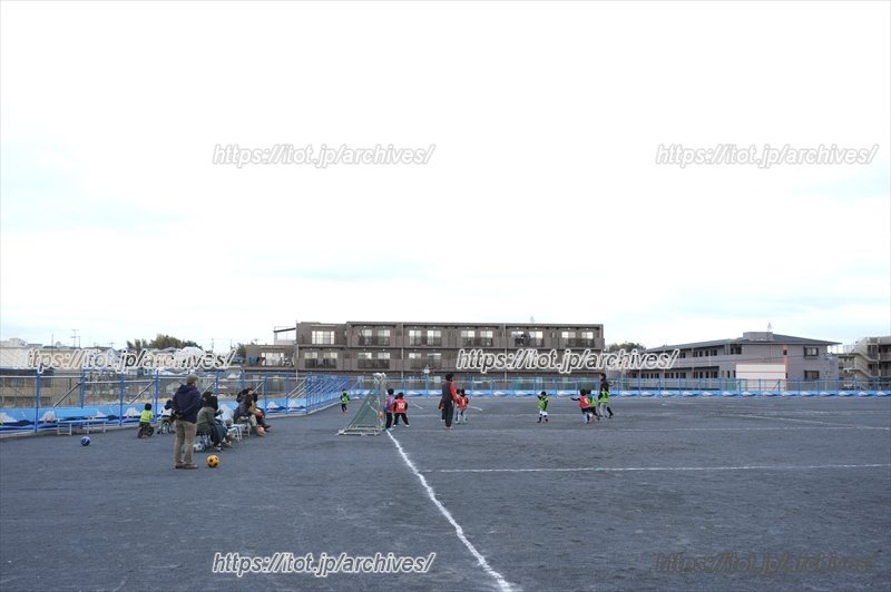 子どもたちの練習の様子を見守る保護者の方々