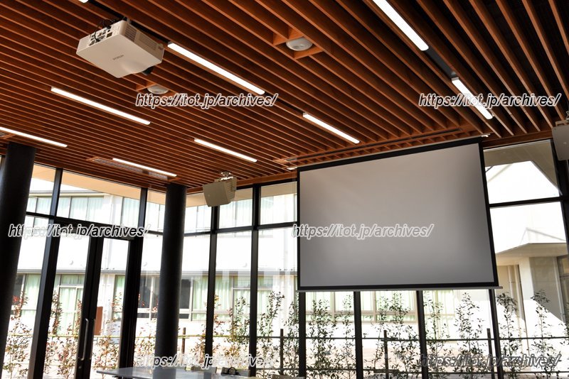 スクリーンのあるランチルーム