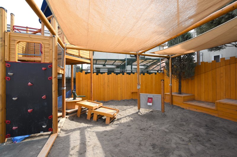 砂場にもクライミングウォールが設置されている