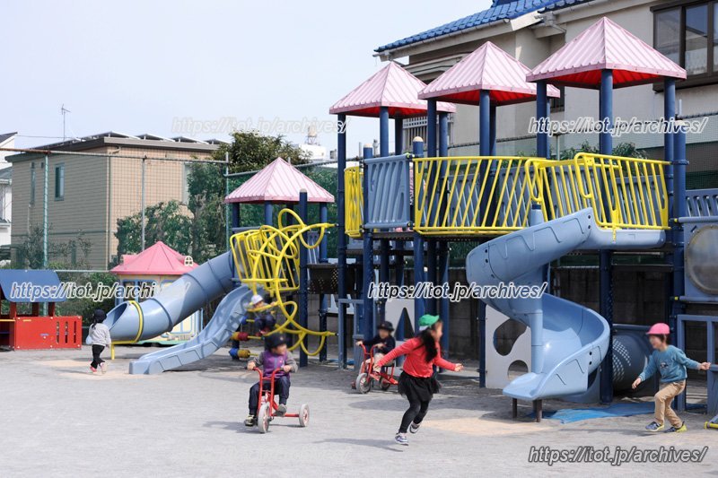 大きな遊具で遊ぶ子どもたち