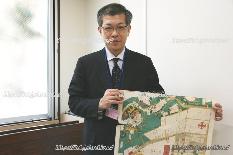 「染井・王子・巣鴨辺絵図」を持つ学芸員 秋山さん
