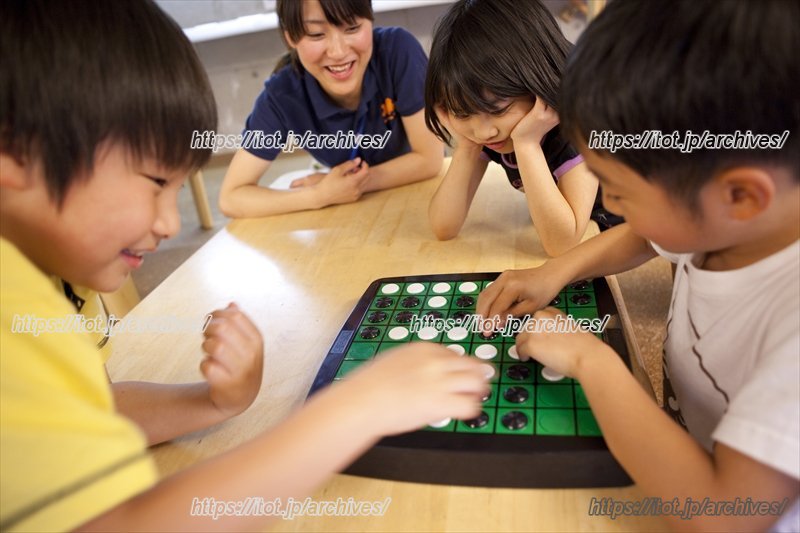 オセロなどで遊ぶ子どもたち