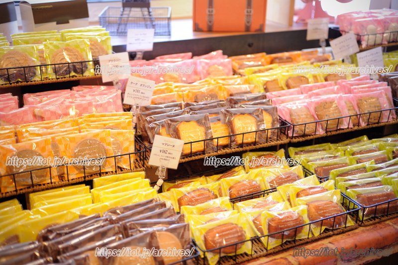 プチガトーや焼き菓子も定番もの中心に取りそろえる。