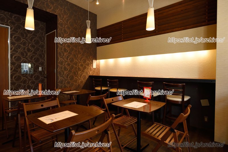 イートインスペースがあり、ここでワインを楽しむ方も