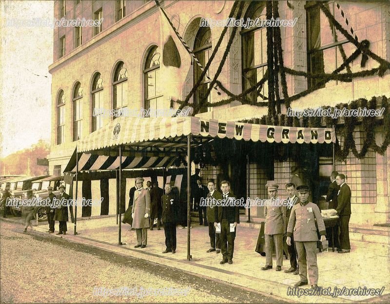 1927（昭和2）年12月1日、「ホテルニューグランド」開業日の玄関前