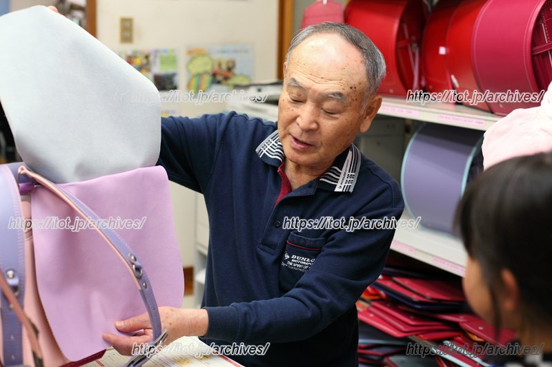 接客中の嘉藤さん