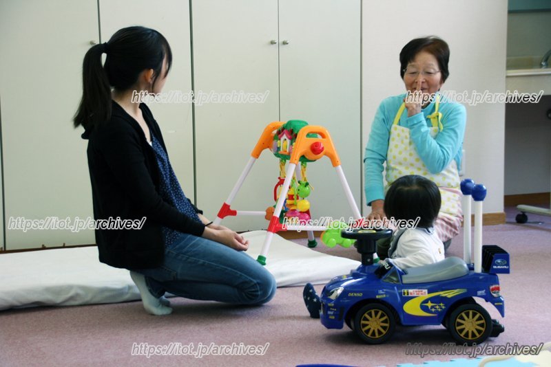 子育ての経験豊富な支援者さんが見守っている