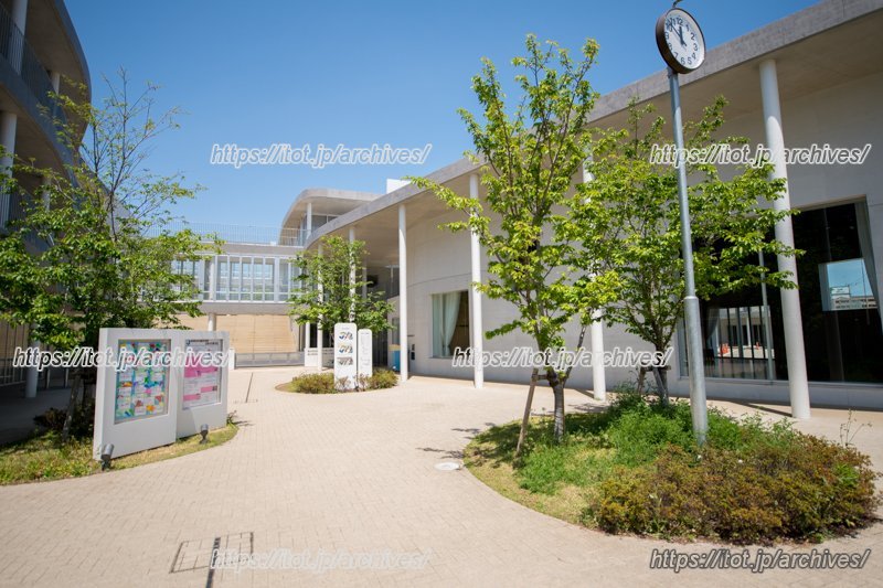 “こども”に特化した蔵書が特徴の「おおたかの森子ども図書館」／館長　種山妃登美さん、松居春菜さん