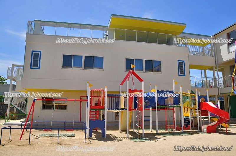 園庭の遊具と後ろは新設した南館