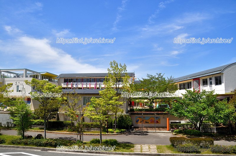 東正門側、緑豊かな外観