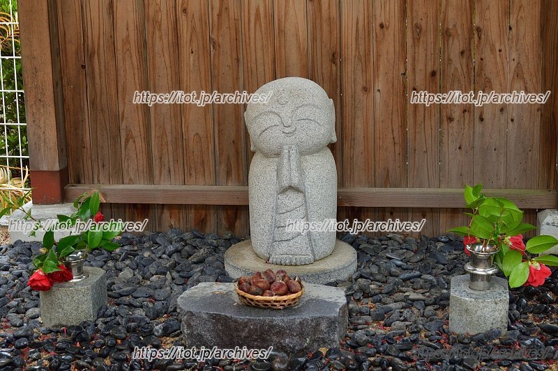 優しい笑顔で子どもたちを見守るお地蔵様（※当園は無宗教）