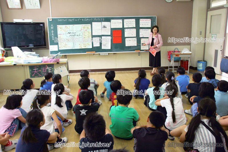 「ノーテレビデー・ノーゲームデー」の授業をする大野さん