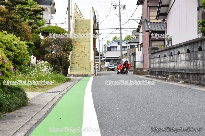 歩道橋に続く通学路に舗装された歩行者カラー
