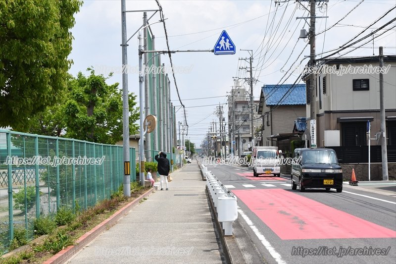 一宮市立三条小学校の校門前の横断歩道前に実施された赤塗り。車への注意喚起を行う