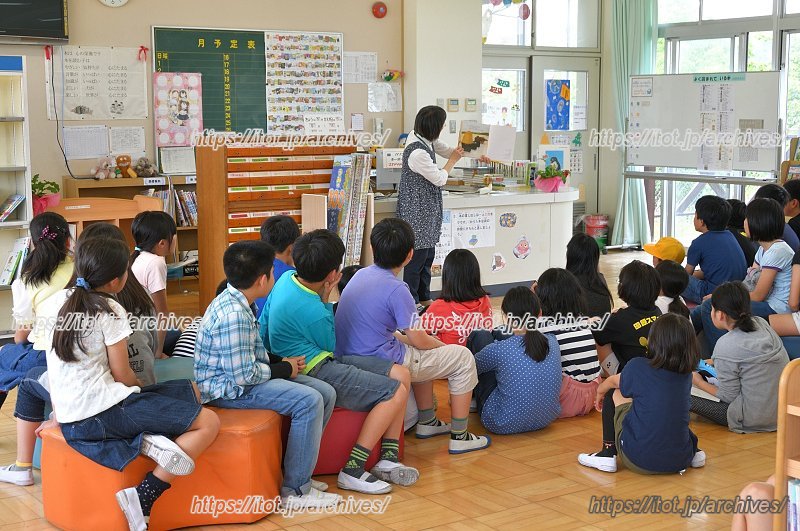 本の読み聞かせの様子