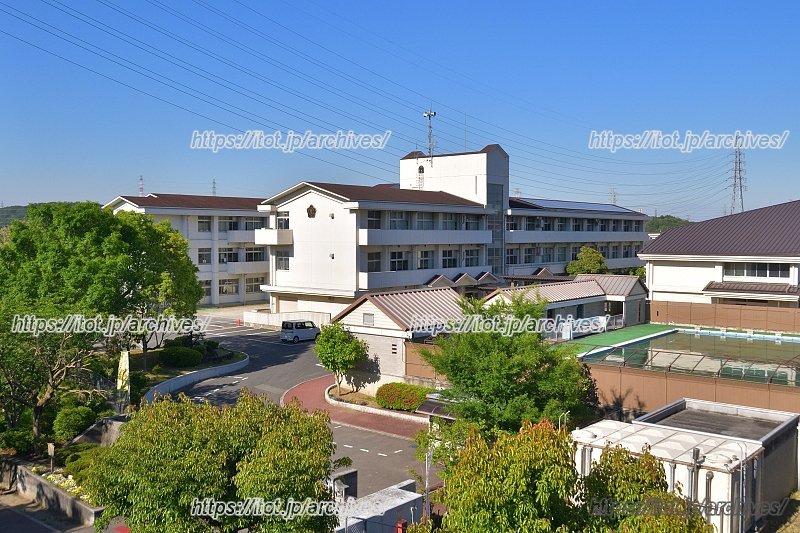 新興住宅地の中にある学校